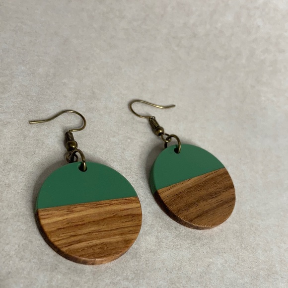 Handcrafted wood and resin disc dangle earrings - Picture 3 of 4